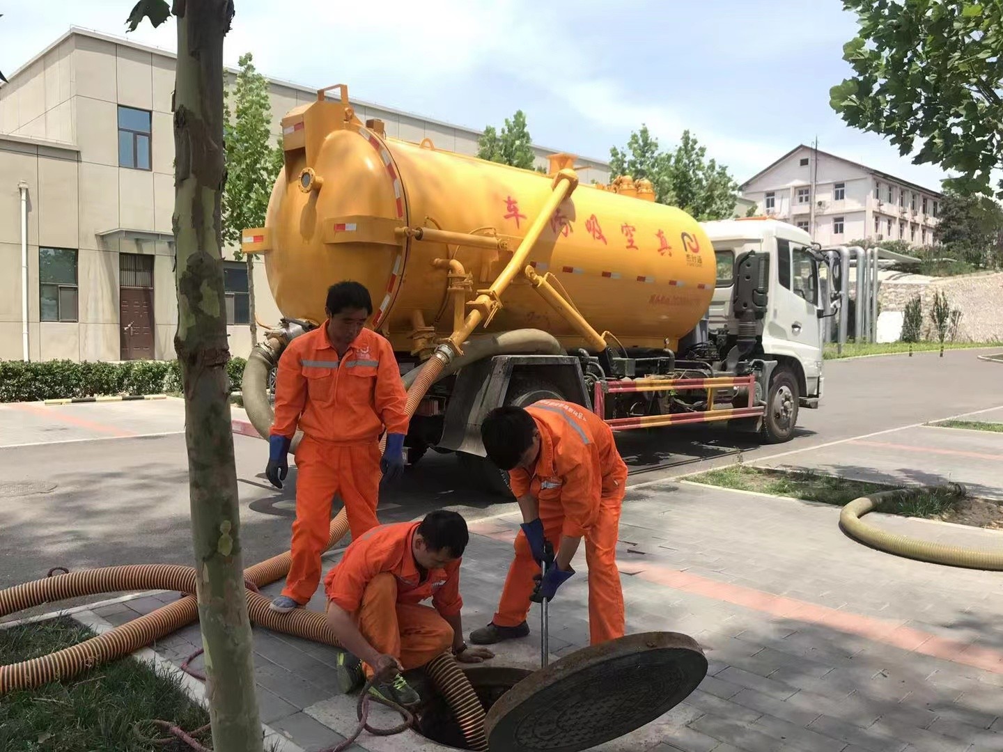 加茂镇管道疏通车停在窨井附近