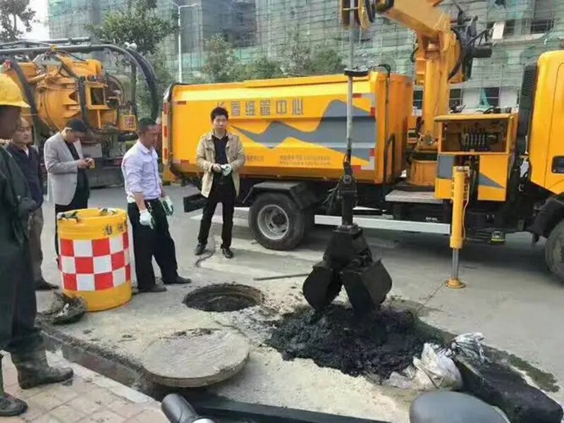加茂镇街道：网格员化身“清道夫”，为民解忧疏通“堵心”化粪池