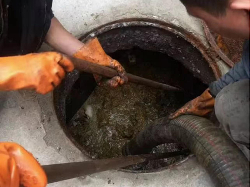 加茂镇清理化粪池时如何避免沼气的危害?